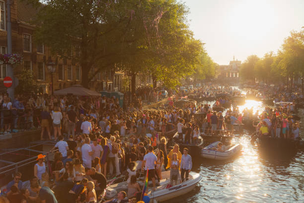 pride party in amsterdam - keizersgracht imagens e fotografias de stock