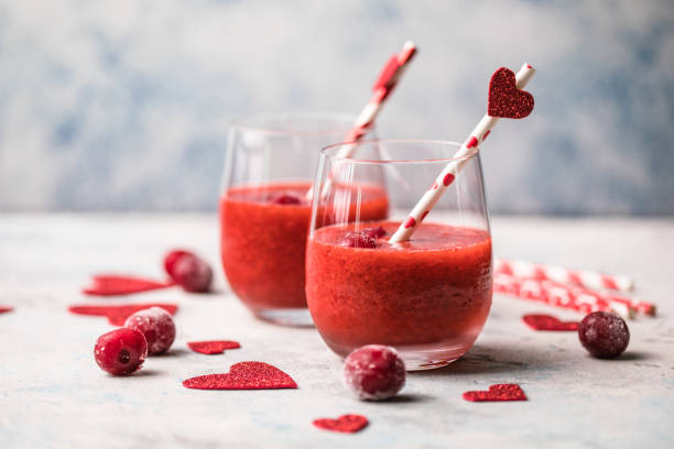 新鮮的紅櫻桃瑪格麗塔或戴奎里雞尾酒與心在灰色背景， 情人節概念 - cherry valentine 個照片及圖片檔