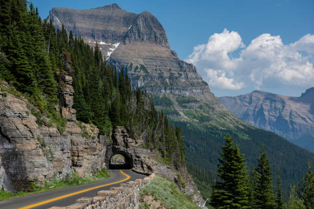 サンロードへ行く - going to the sun road ストックフォトと画像