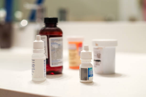 медицина бутылки на ванной счетчик - medicine cabinet prescription pill bottle medicine стоковые фото и изображения