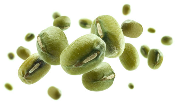 la poltiglia verde levita su uno sfondo bianco - mash bean foto e immagini stock