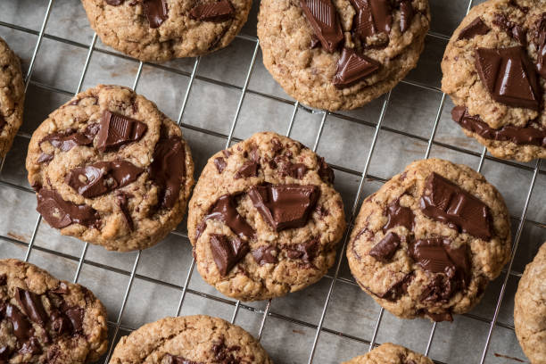 vegan, galletas de trozos de chocolate caseras en rack de enfriamiento, flat lay - chocolate chip fotos fotografías e imágenes de stock