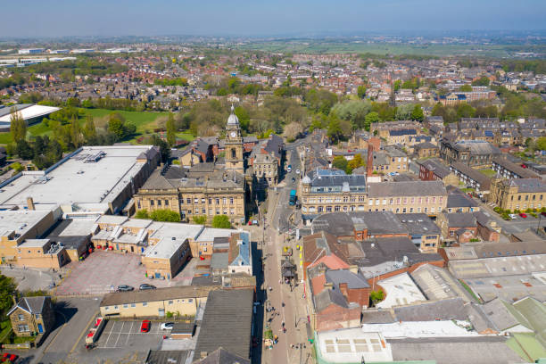 foto aérea da vila de morley em leeds, west yorkshire no reino unido, mostrando uma vista aérea de drones da rua principal e da antiga prefeitura histórica e torre do relógio - leeds england town hall leeds town hall uk - fotografias e filmes do acervo