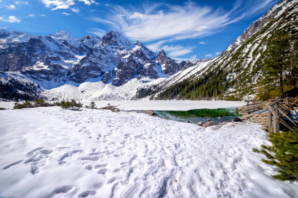 férias na polônia - o lago morskie oko nas montanhas tatra - tatra mountains zakopane lake mountain - fotografias e filmes do acervo