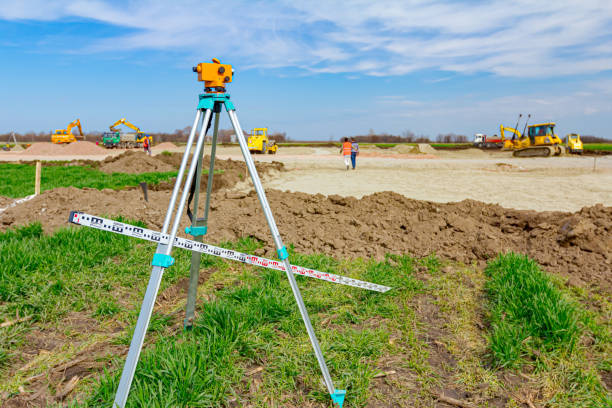 建築現場の三脚の測地装置 - survey marker ストックフォトと画像