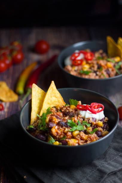 mexican chili con carne vegetarian - chili food bowl ready to eat imagens e fotografias de stock