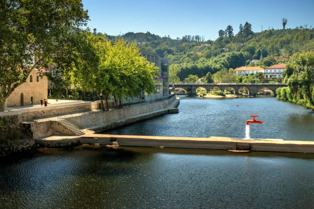 ポルトガルのテルマス・デ・サン・ペドロ・ド・スルのヴォウガ川の風景は、巨大な赤い蛇口が空気中に吊り下げ水を注いでいます。 - editorial building exterior built structure travel destinations ストックフォトと画像