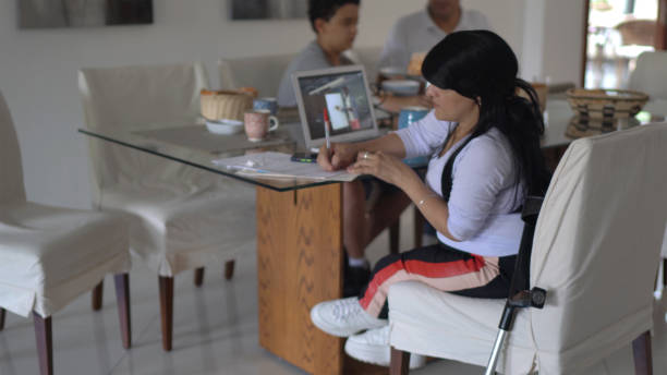 donna nana in videochiamata mentre studia a casa - nana foto e immagini stock
