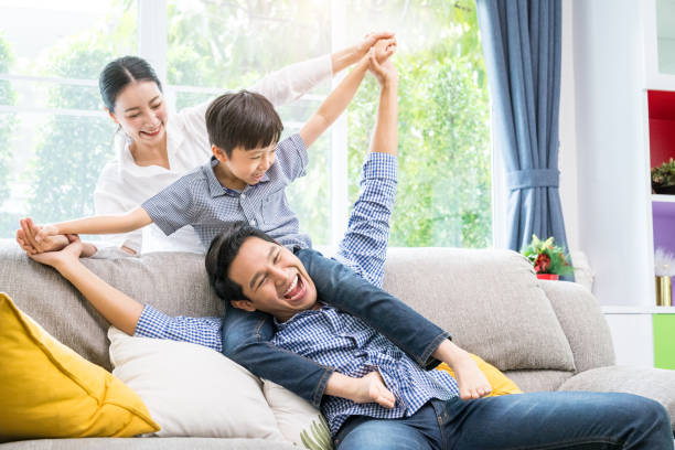 szczęśliwa azjatycka rodzina w salonie - indoors domestic room home interior lifestyles zdjęcia i obrazy z banku zdjęć