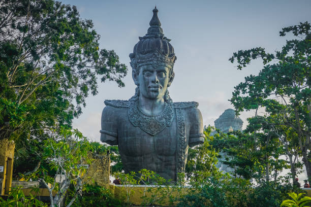 발리의 가루다 위스누 켄카나 문화 공원에서 신 비슈누의 거대한 동상 - bali sculpture balinese culture human face 뉴스 사진 이미지