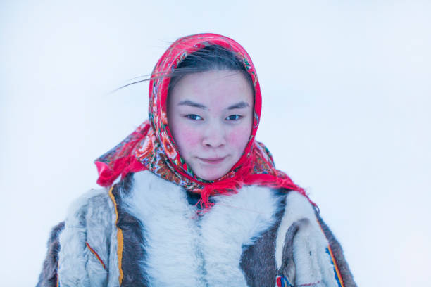 junges mädchen, in der nationalen winterkleidung der nördlichen bewohner der tundra, dem polarkreis - lappen stock-fotos und bilder