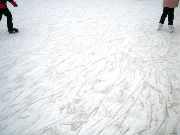 スケートリンクの氷の覆いは、雪とスケートポイントの痕跡を持っています。スケート靴をはいた人の足。スペースをコピーします。 - ice hockey action ice skating ice skate ストックフォトと画像