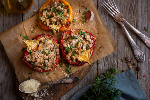 肉と野菜を詰めたピーマンの半分 - stuffed stuffed pepper pepper bell pepper ストックフォトと画像