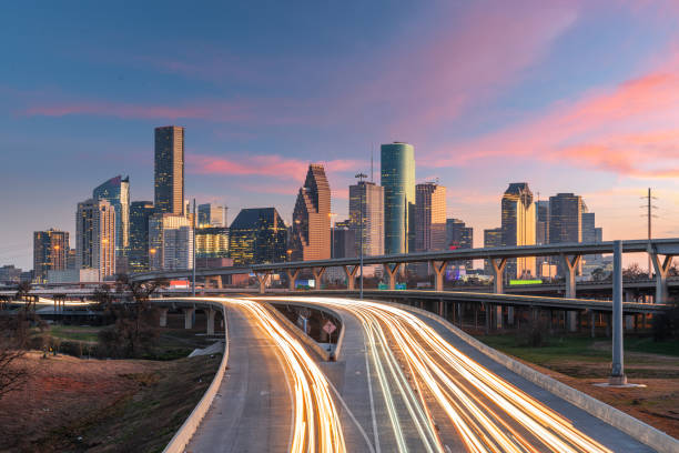 houston, texas, usa downtown skyline über die highways - texas stock-fotos und bilder