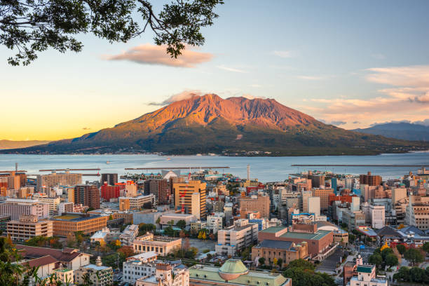 kagoshima, japón skyline con sakurajima volcano - road street nature mountain peak fotografías e imágenes de stock