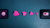 liebesbotschaft-valentinstag-konzept-senden-heart-love-symbol-an-jemanden-per-handy-top-ansicht.jpg?b=1&s=170x170&k=20&c=QFNil170KXpslqAdPIZjaSnGyVgfuwpvcBuxGWKMjk0=