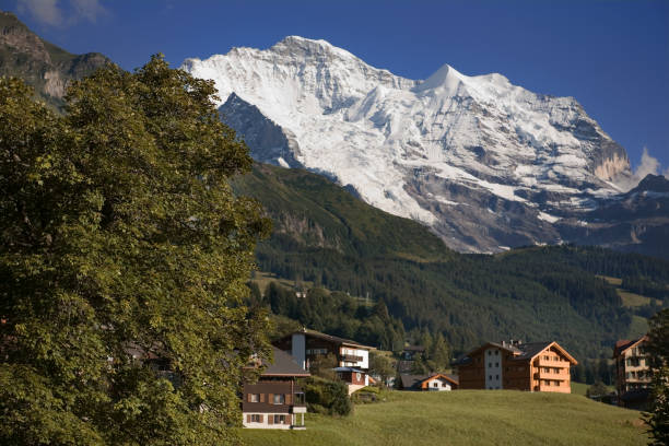 el pueblo alpino de wengen, oberland bernés, suiza: el jungfrau más allá - silberhorn fotografías e imágenes de stock