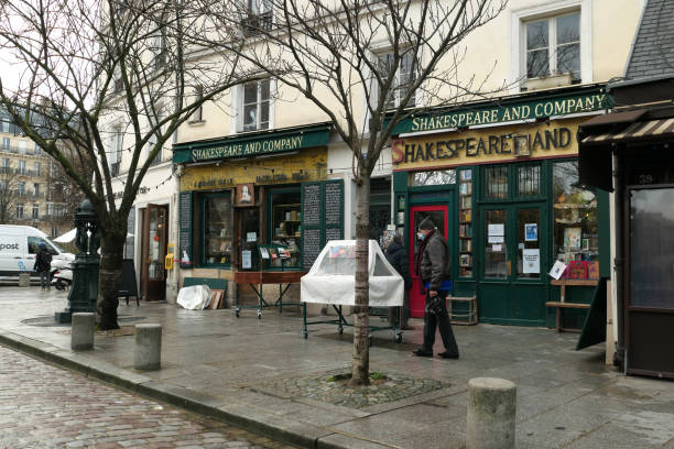 famosa biblioteca de inglês. - shakespeare and company - fotografias e filmes do acervo