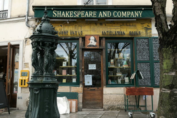 famosa biblioteca de inglês. - shakespeare and company - fotografias e filmes do acervo