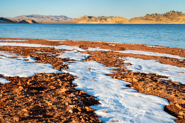 winterlandschaft des bergsees am fuße der rocky mountains - fort collins reservoir lake water stock-fotos und bilder