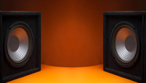 sistema audio per altoparlanti subwoofer nero su sfondo arancione - industrial equipment audio foto e immagini stock