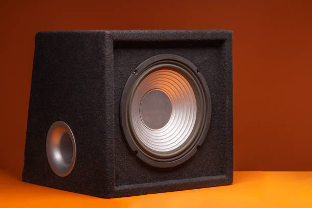 sistema audio per altoparlanti subwoofer nero su sfondo arancione - industrial equipment audio foto e immagini stock