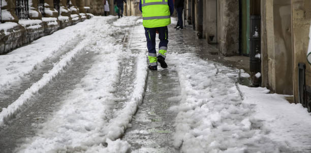 uomo lavora neve - snow cleaning foto e immagini stock