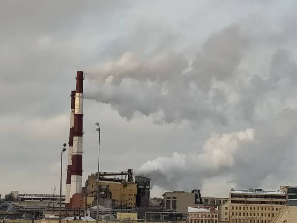 industrierohre und fertigung verschmutzen die stadt. - old station natural gas russia stock-fotos und bilder