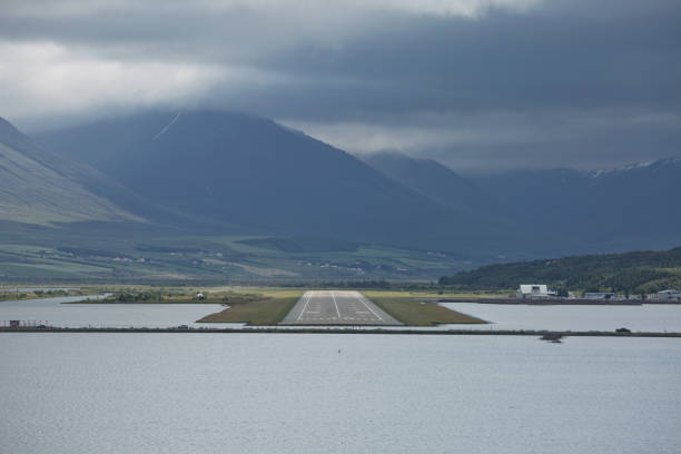 widok z końca pasa startowego na lotnisku akureyri w islandii. mały samolot startuje - nordic countries europe island fjord zdjęcia i obrazy z banku zdjęć