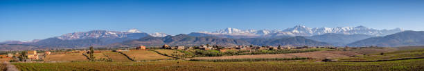 aldea bereber y montañas del atlas - morocco landscape mountain mountain range fotografías e imágenes de stock