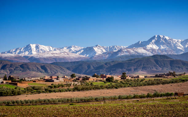 village berbère et montagnes de l’atlas - atlas mountains photos et images de collection