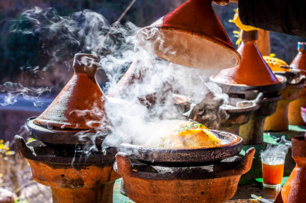 traditionelle marokkanische huhn tajine mit kichererbsen und gemüse in einem heißen teller - marokkanische kultur stock-fotos und bilder