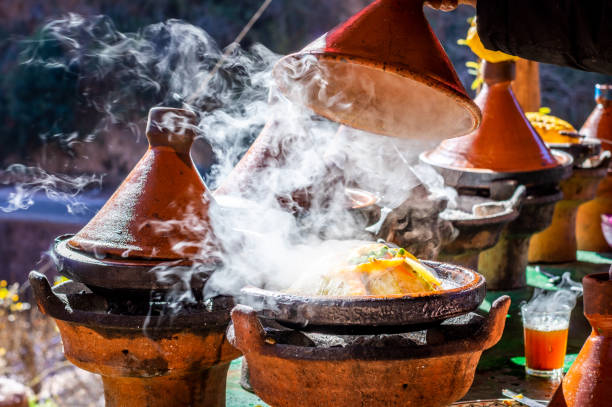 tayine de pollo tradicional marroquí con garbanzos y verduras en un plato caliente - marrakech fotografías e imágenes de stock