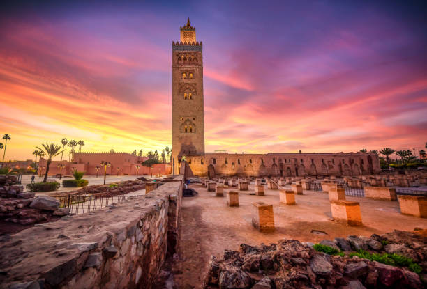 mezquita de koutoubia por la mañana, marrakech, marruecos - marrakech fotografías e imágenes de stock