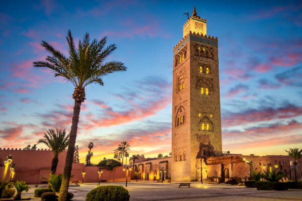 koutoubia moschee am morgen, marrakesch, marokko - africa blue cloud color image stock-fotos und bilder