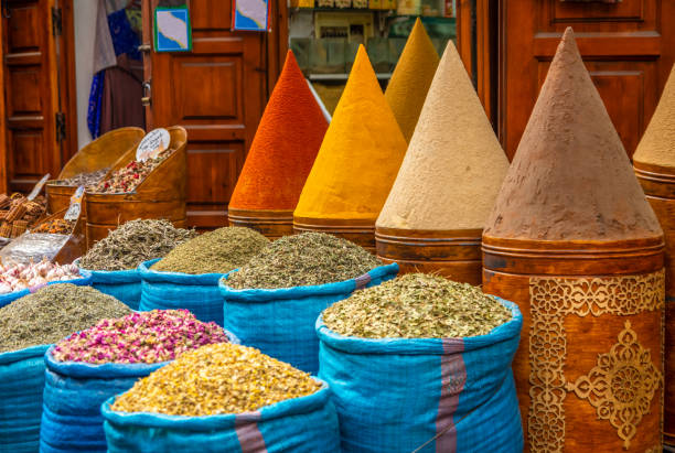 selection of spices on a moroccan market - canella imagens e fotografias de stock