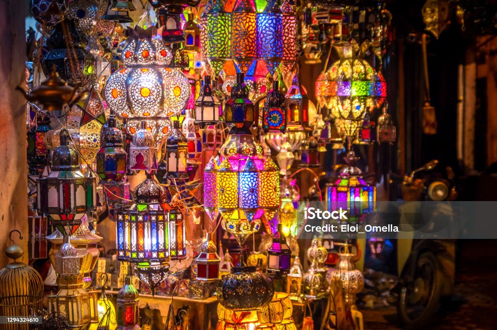 Lámparas De Colores En Mercado Callejero Zoco De Marrakech Marruecos Foto de y más banco de imágenes de - iStock