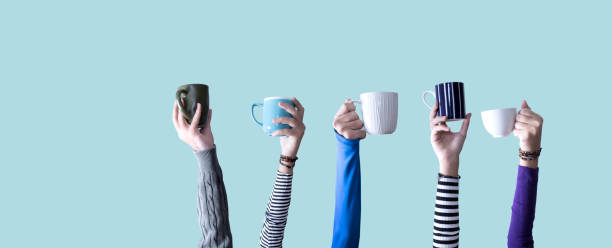 mani tenendo molte tazze colorate di caffè - pouring coffee human hand cup foto e immagini stock