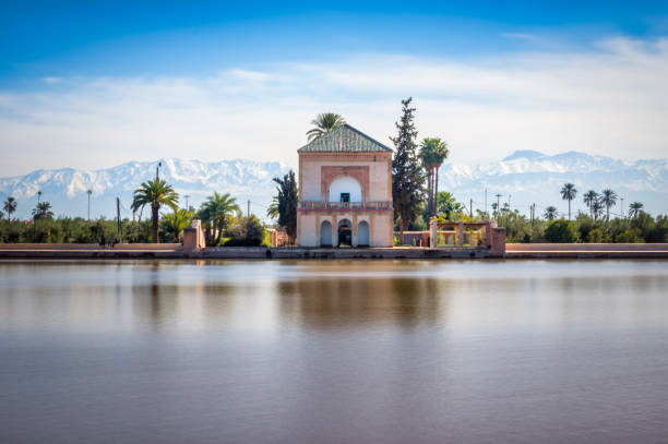 pavillon saadien, jardins de menara et atlas à marrakech, maroc, afrique - moroccan culture atlas mountains marrakech morocco photos et images de collection