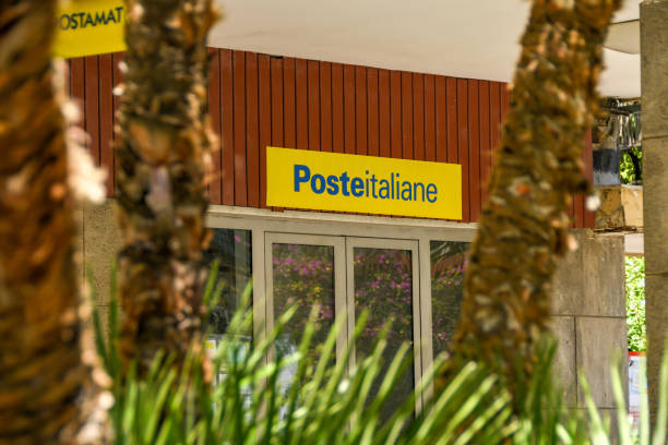 entrada a la oficina de correos local en sorrento - oficina de correos fotografías e imágenes de stock