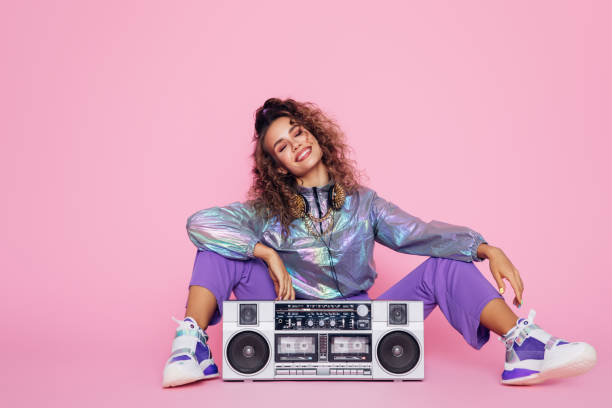 ritratto di ragazza pazza fantasia con cassetta boom box godendo musica - music women disco joy foto e immagini stock