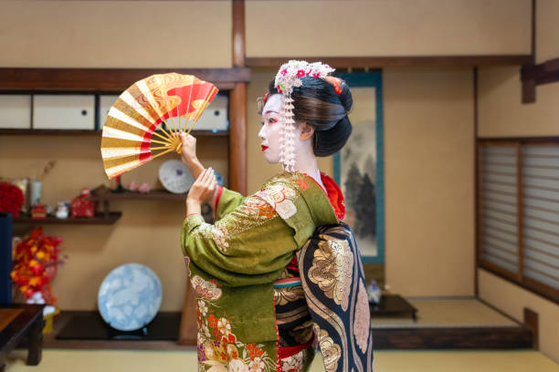 日本の畳の部屋で「センセンシング」の折りたたみファンと踊る舞子(芸者の訓練中) - 舞妓 ストックフォトと画像