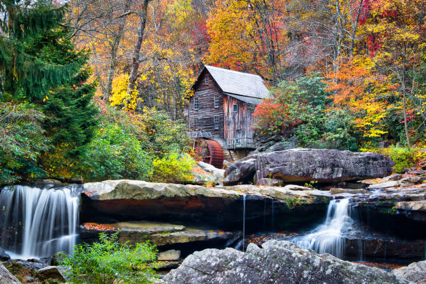 chutes d’eau de glade creek - autumn watermill glade creek waterfall photos et images de collection