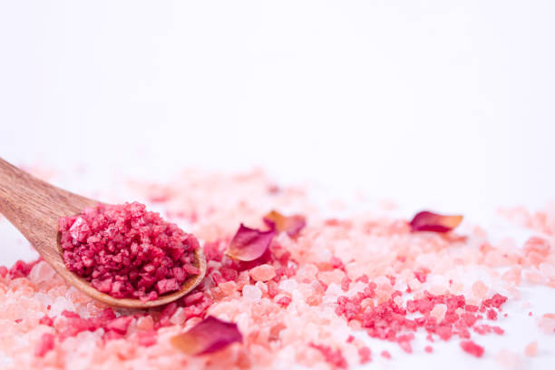 pink bath salts - bath salt imagens e fotografias de stock