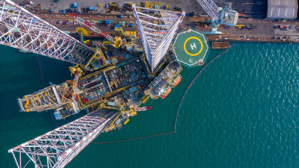 reparación de mantenimiento de vista aérea de la plataforma de petróleo y gas jack up en el astillero, plataforma de procesamiento de petróleo y gas en alta mar, industria de petróleo y gas. - oil industry drill tower place of work fotografías e imágenes de stock