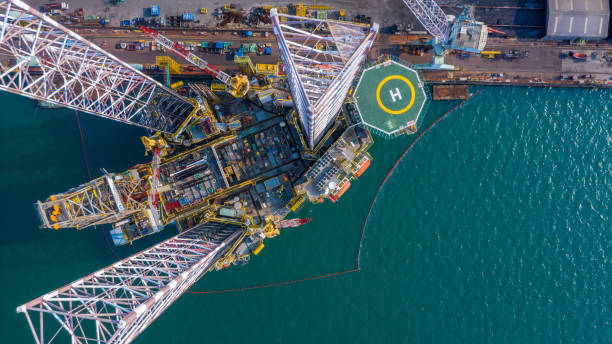 조선소, 해양 석유 및 가스 처리 플랫폼, 석유 및 가스 산업에서 잭 업 오일 및 가스 굴착 장치의 공중 보기 유지 보수 수리. - oil rig oil industry oil sea 뉴스 사진 이미지