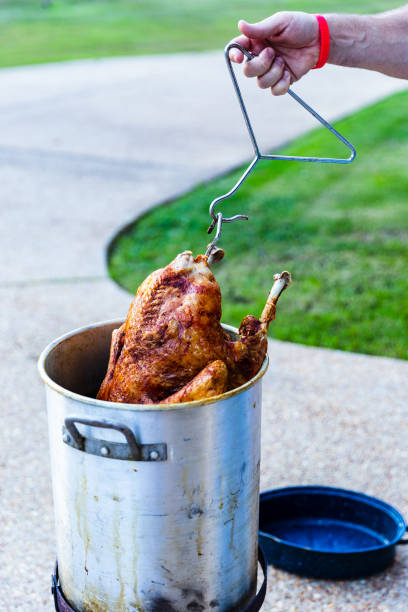 freír todo un pavo al aire libre - frito fotografías e imágenes de stock