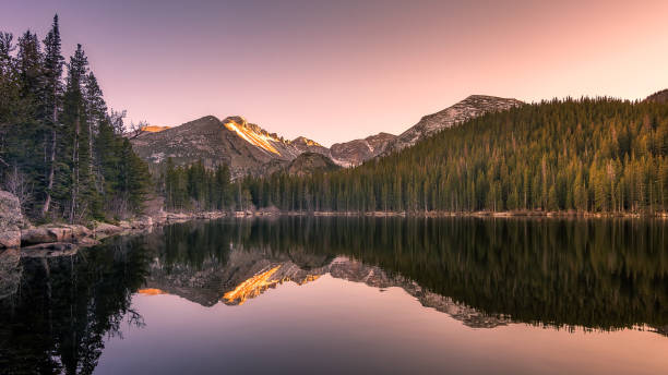 reflejos rocosos del lago del parque estatal de la montaña - mountain range fotografías e imágenes de stock