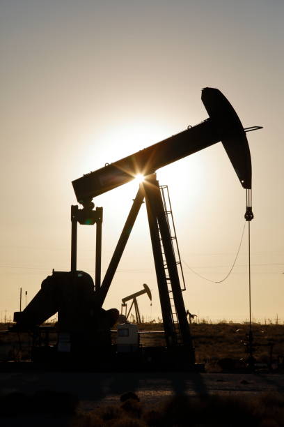 pumpjacks, la puesta de sol del campo petrolero de nuevo méxico - oil industry industry new mexico oil drill fotografías e imágenes de stock