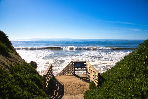 santa barbara coastline & beach vista da ucsb - pacific coast highway - fotografias e filmes do acervo